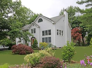 3 Rockhill Rd, Roslyn Heights, NY 11577