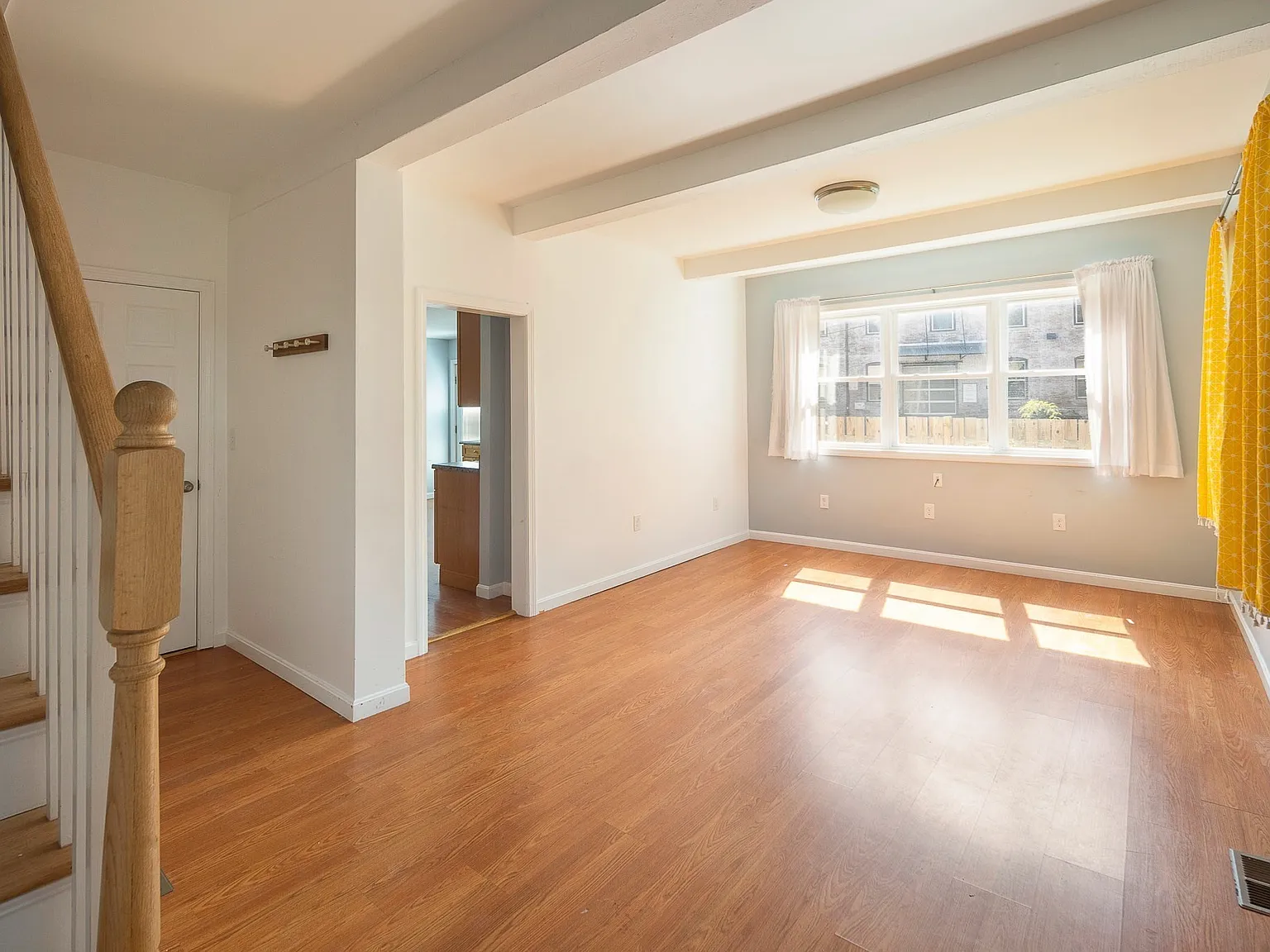 3 bed, 2.0 bath, 1800 sqft, $4,000 — Photo 2