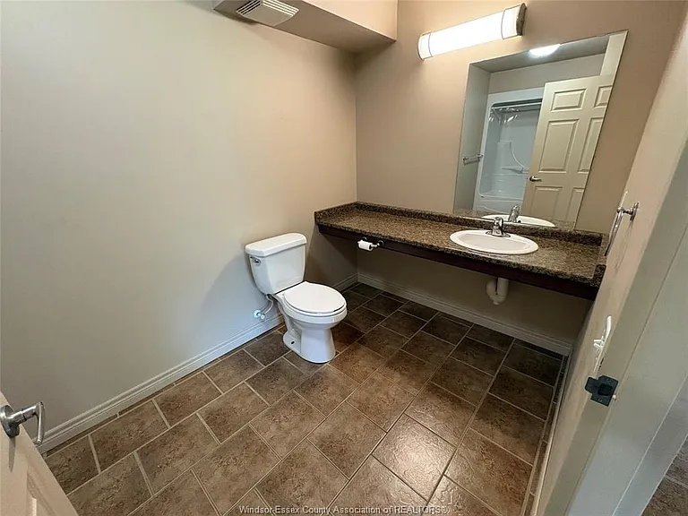 440 Simcoe St #15 — Photo 9