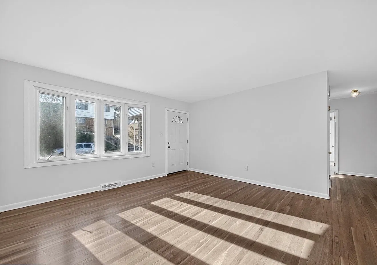 7 bed, 2200 sqft, $7,800 — Photo 4