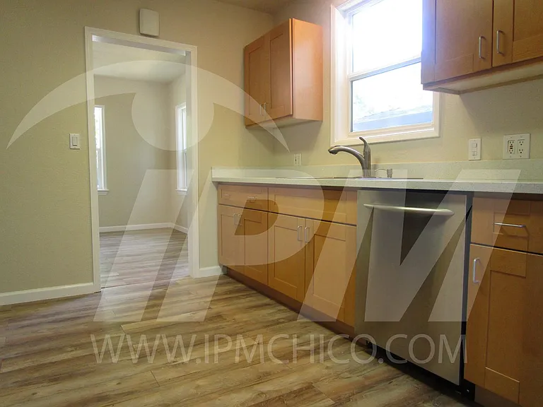 184 E Washington Ave — Photo 8