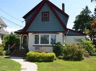 37 Hawthorne St, Lynbrook, NY 11563