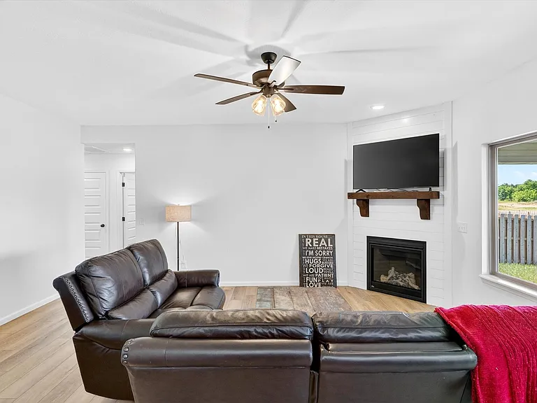 556 Spring Meadow Dr — Photo 10