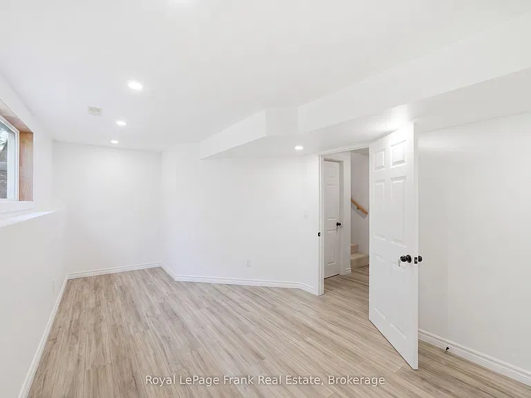26 Fallingbrook Cres — Photo 33