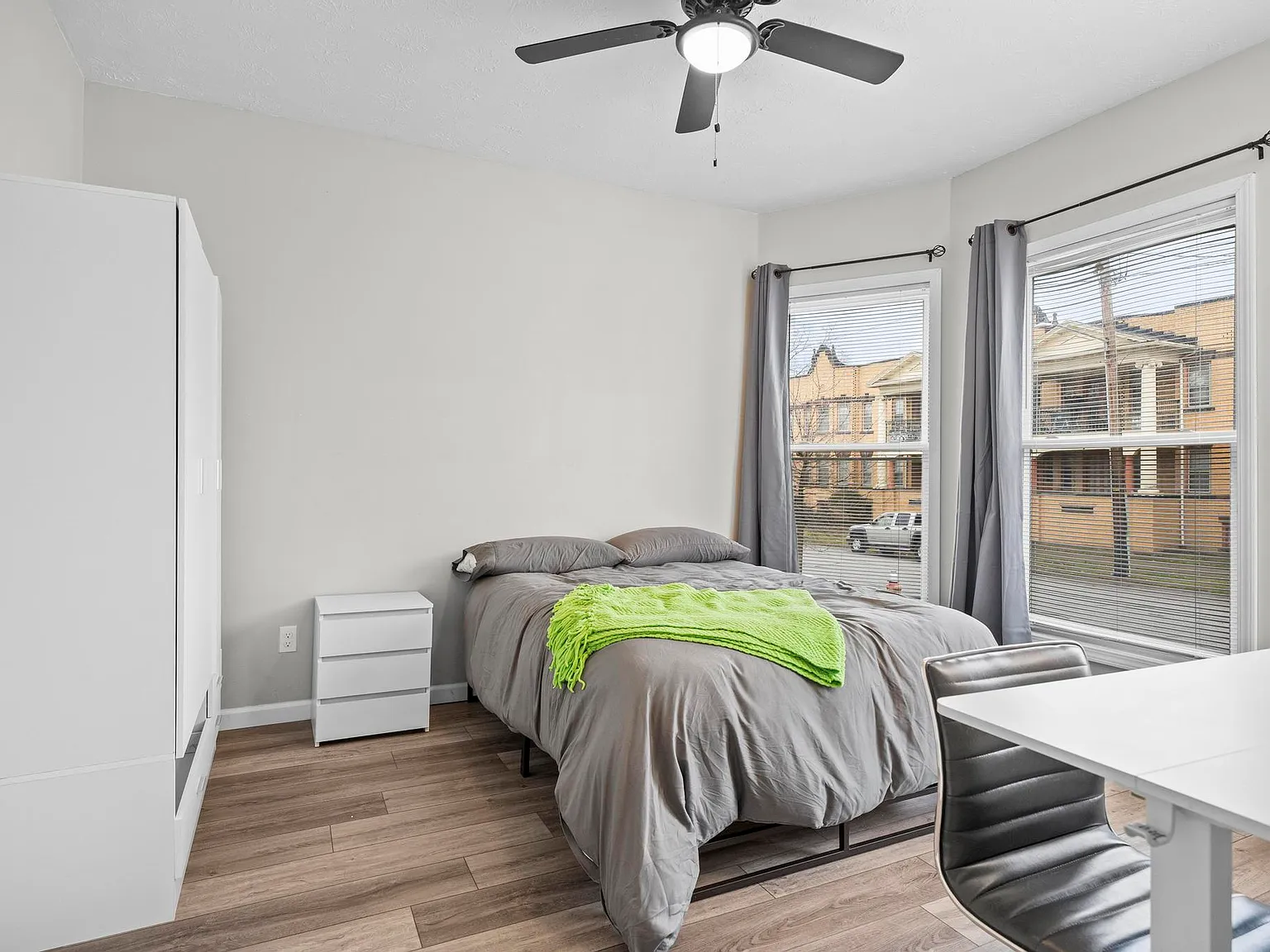 6 bed, 3400 sqft, $850 — Photo 1