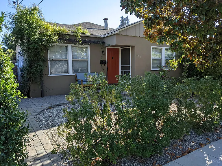235 W Dana St — Photo 16