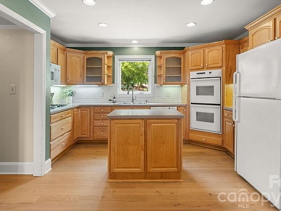 4th image of 8809 Fairview Rd
