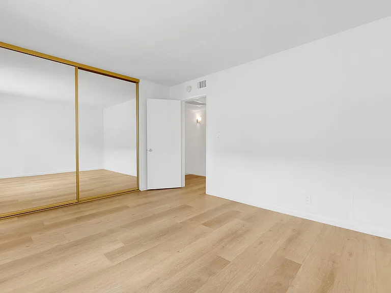 212 W Grand Ave #B — Photo 11