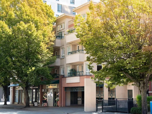 1015 Johnson St #403, Victoria, BC V8V 3N6