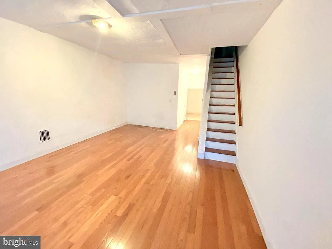 4 bed, 1200 sqft, $1,700 — Photo 2