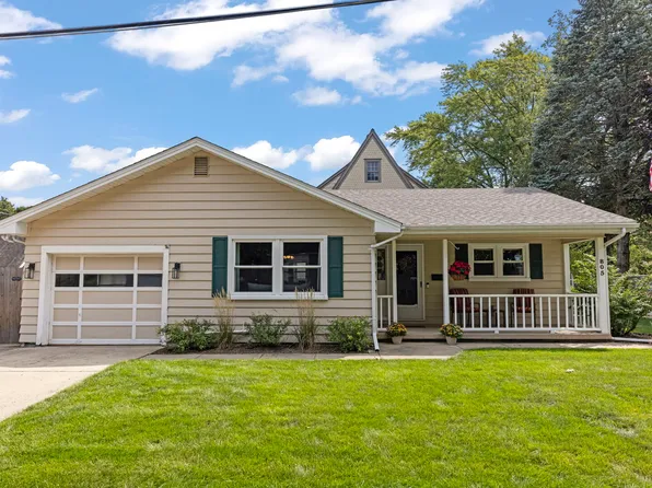 805 Walnut Ave, St Charles, IL 60174