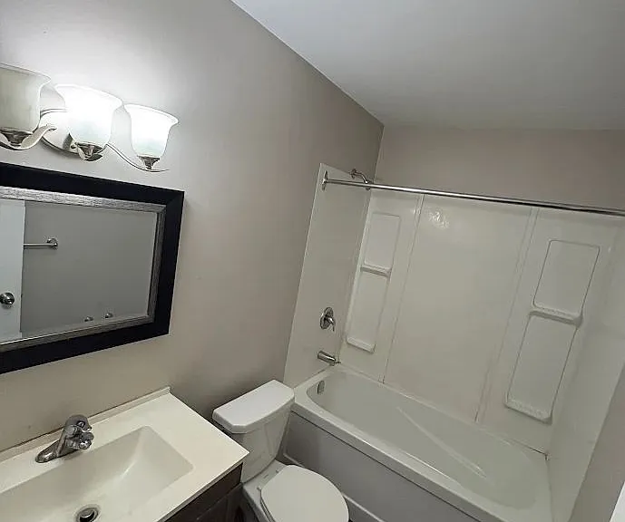 52 Hiawatha St #301 — Photo 4