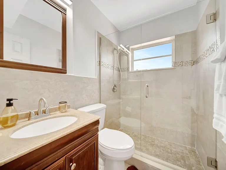 2724 NE 14th St #5 — Photo 5