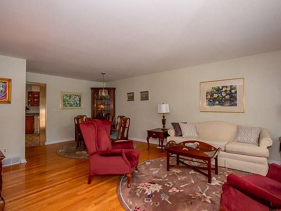 4th image of 156 Williamsburg Ct