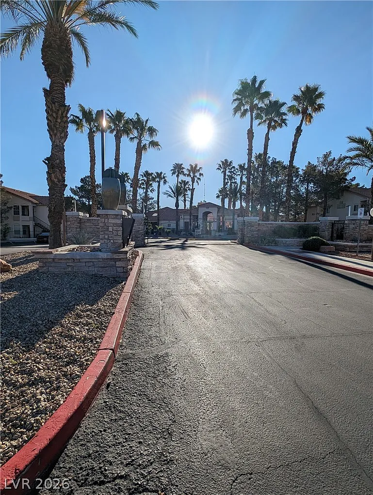 2 bed, 1.0 bath, 969 sqft, $1,400 — Photo 1