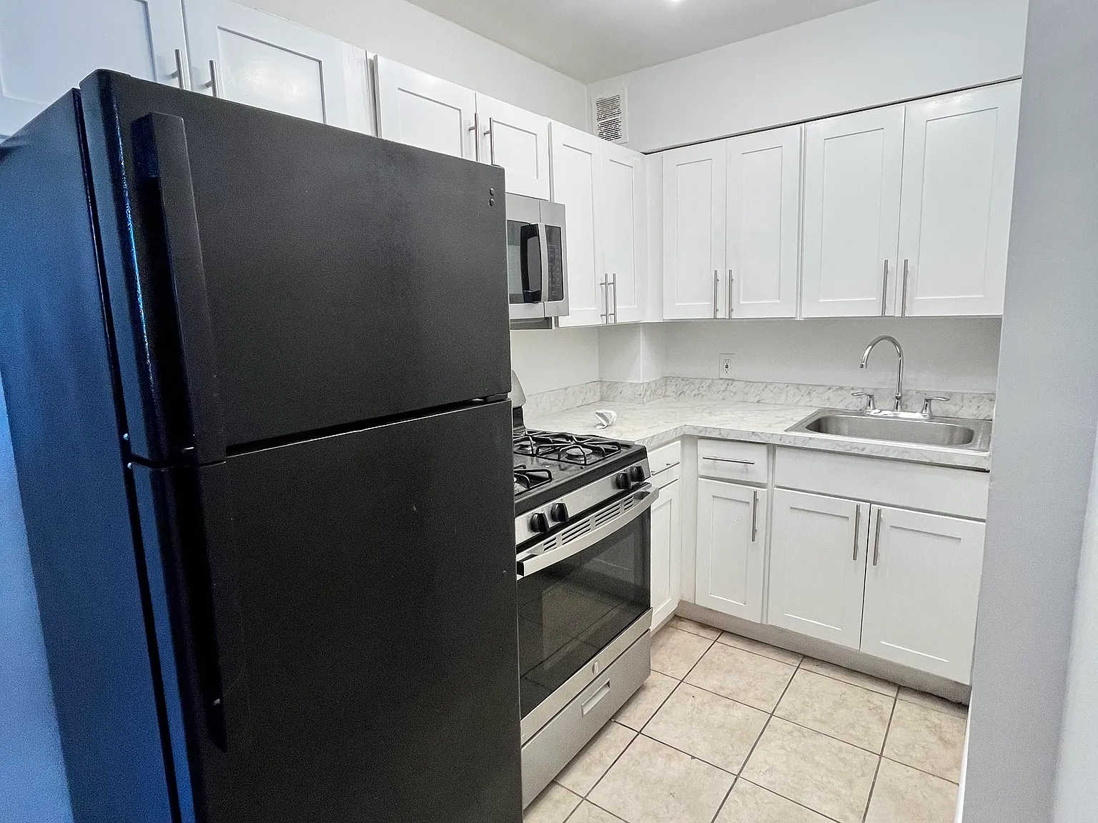 3 bed, 1000 sqft, $2,450 — Photo 1