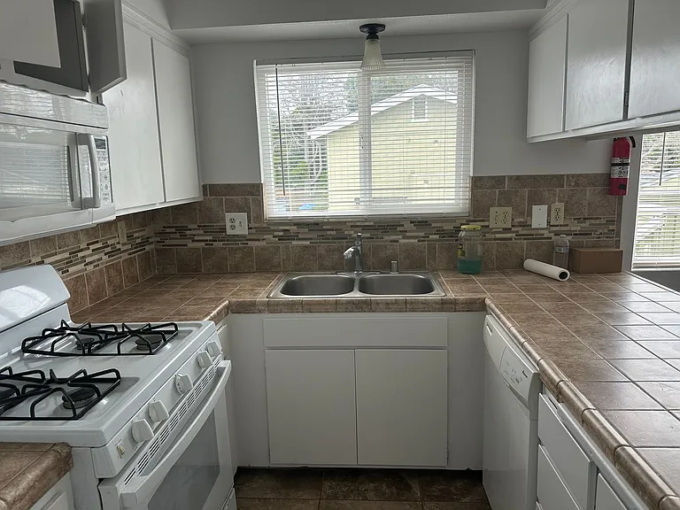 157 S Elm St — Photo 3