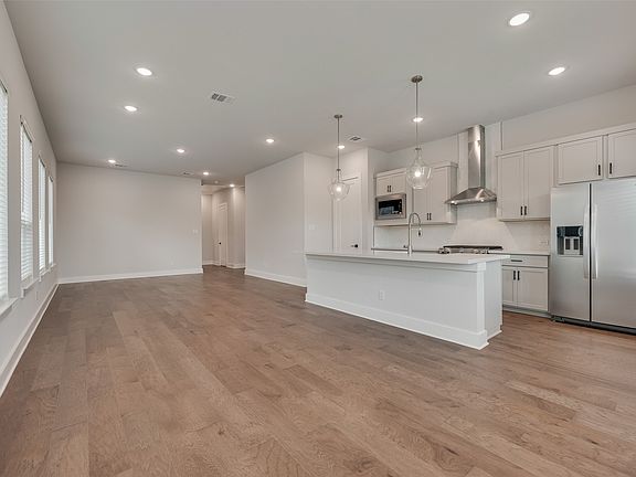 4th image of 901 Ash Rd