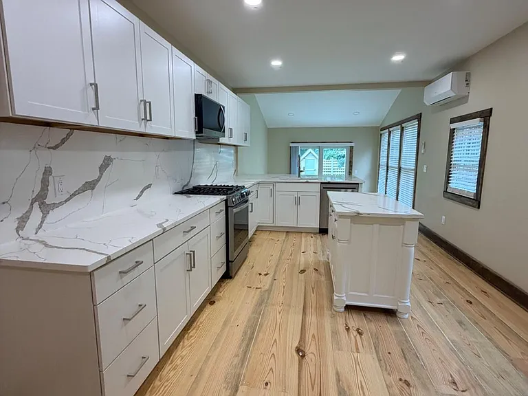 121 E Union St — Photo 9