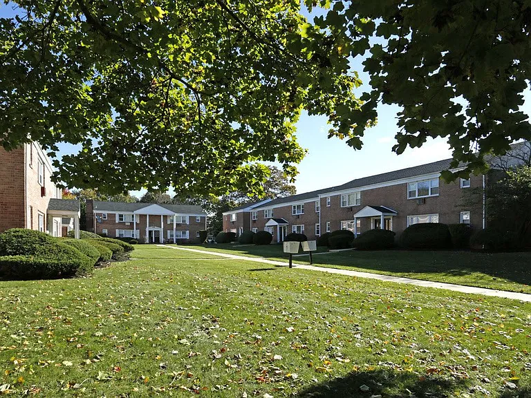 Country Club Apartments — Photo 23