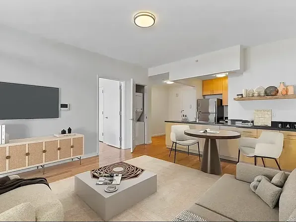 34-46 Vernon Boulevard image 2 of 18