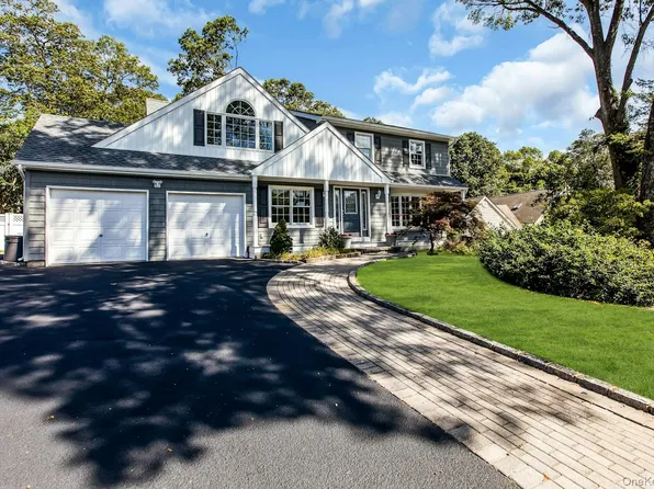 7 Whitespruce Lane, Hauppauge, NY 11788