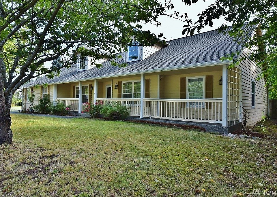One level living, so private, yet close to shopping, ferries, freeways & entertainment 