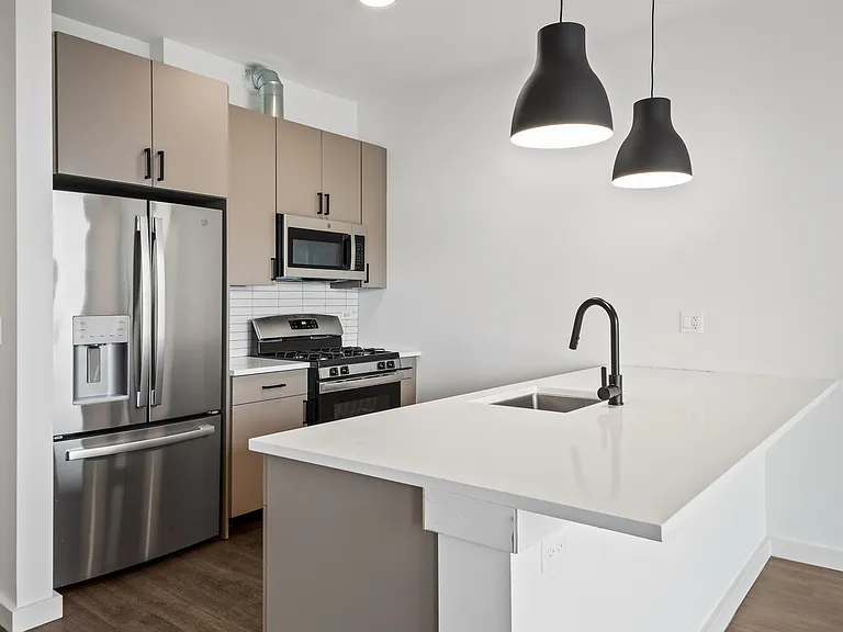 Evanston Gateway — Photo 20