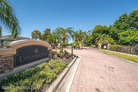 4 bed, 2.0 bath, 2026 sqft, $2,500 — Photo 2