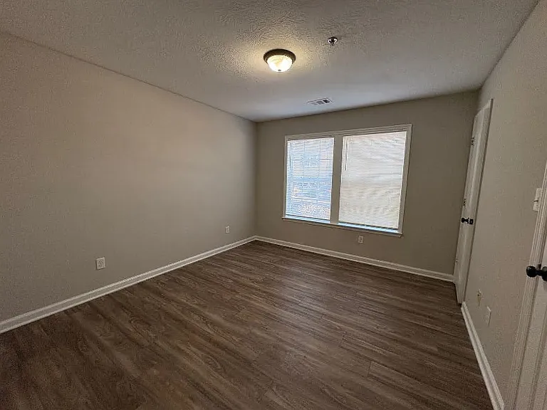 New London Apartments — Photo 31