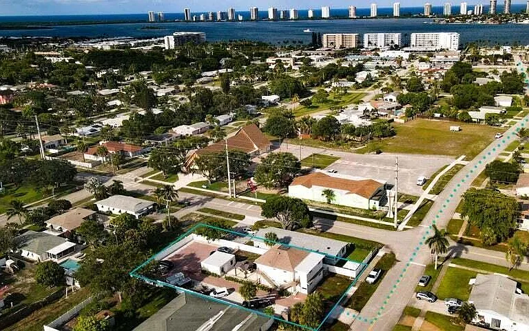 305 Cypress Dr #1 — Photo 2