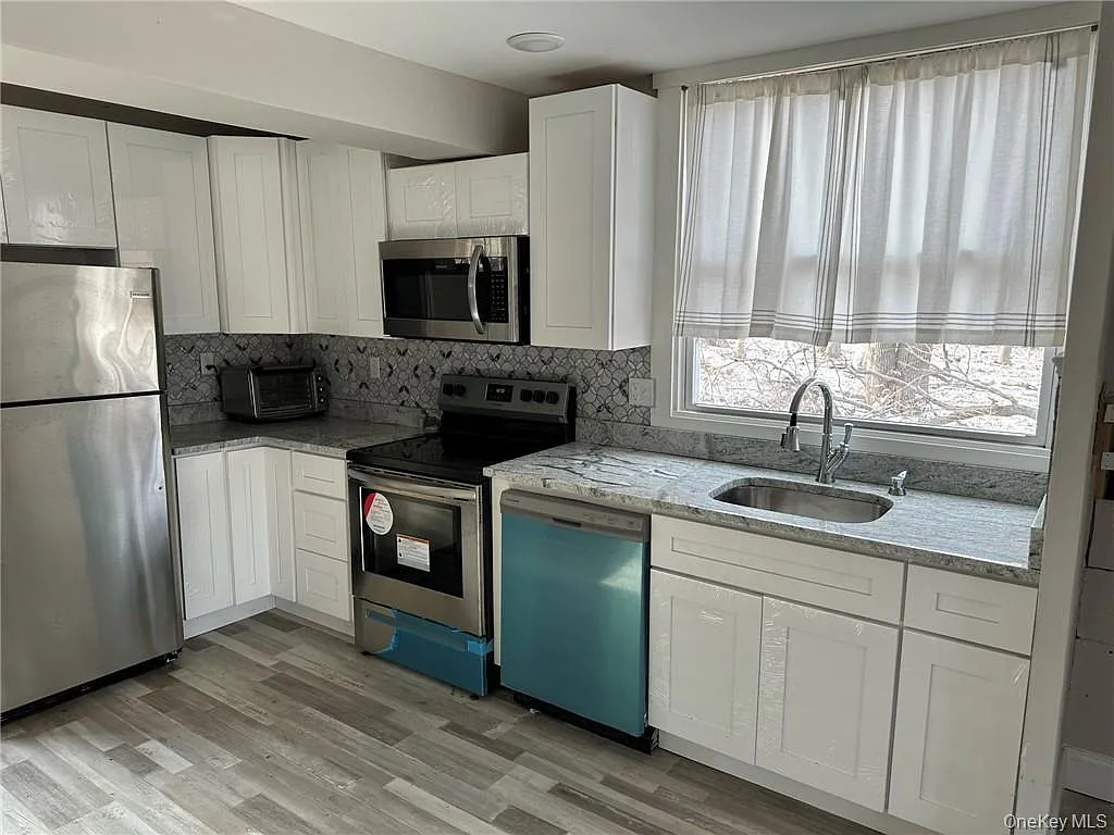 3 bed, 1100 sqft, $3,000 — Photo 3