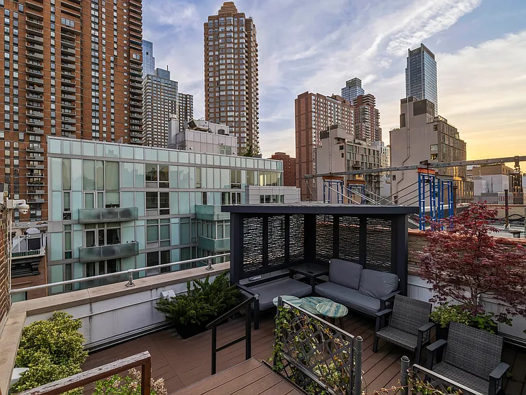459 W 44th St #C — Photo 37