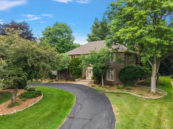 21640 Riverview Dr, Beverly Hills, MI 48025
