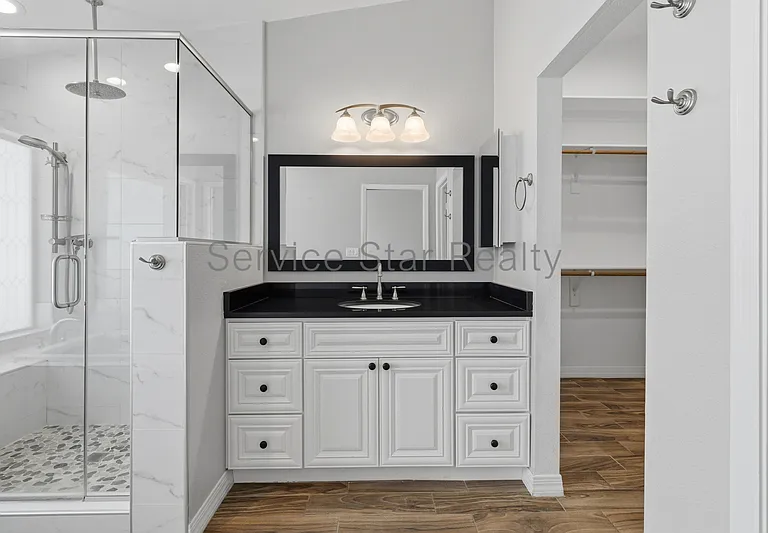 1558 W 5th St — Photo 15