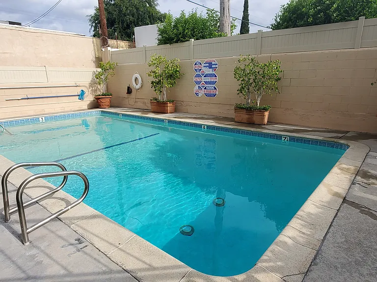Villa Valencia Apartments — Photo 6