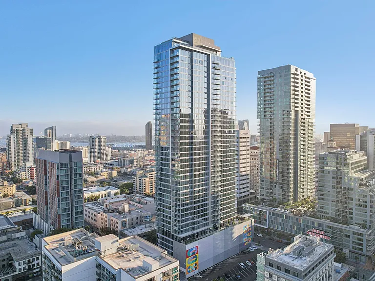 800 Broadway — Photo 1