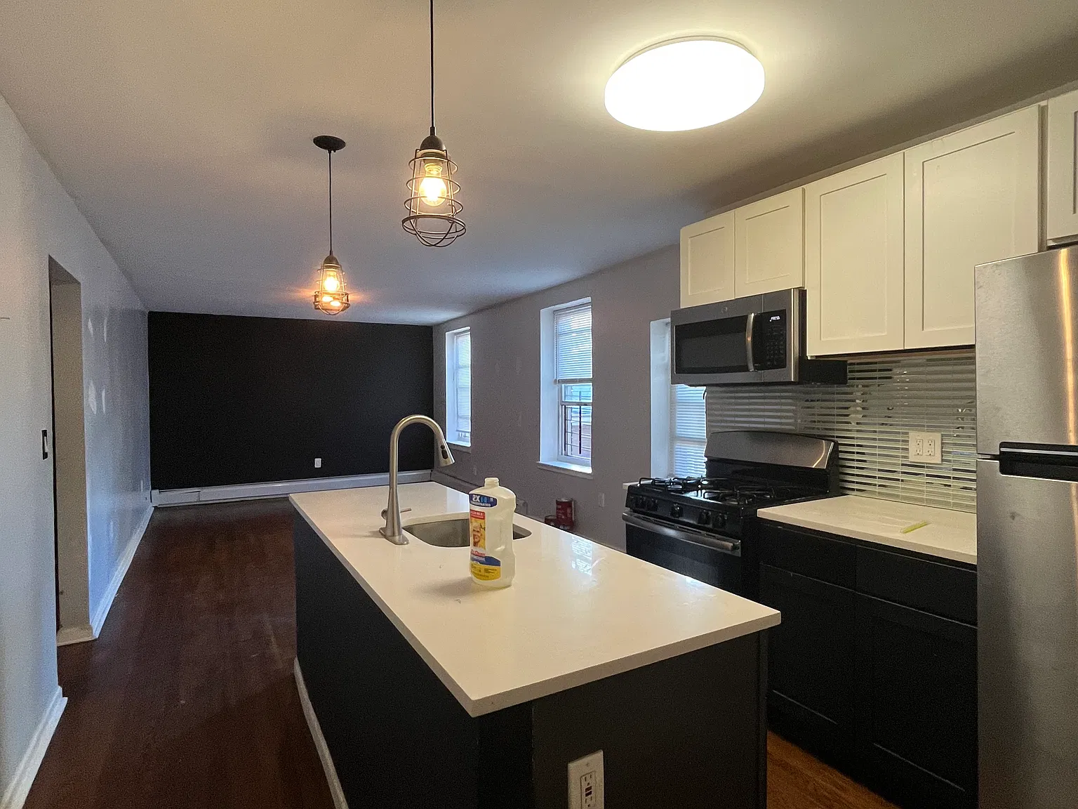 2 bed, 800 sqft, $2,200 — Photo 1