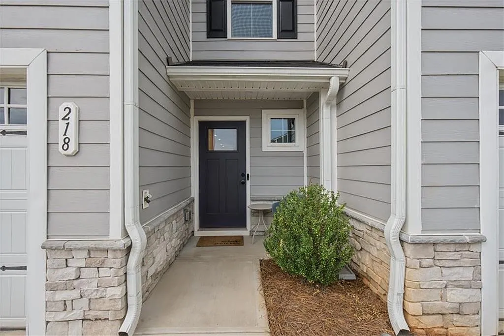 3 bed, 2.5 bath, 1452 sqft, $1,799 — Photo 1