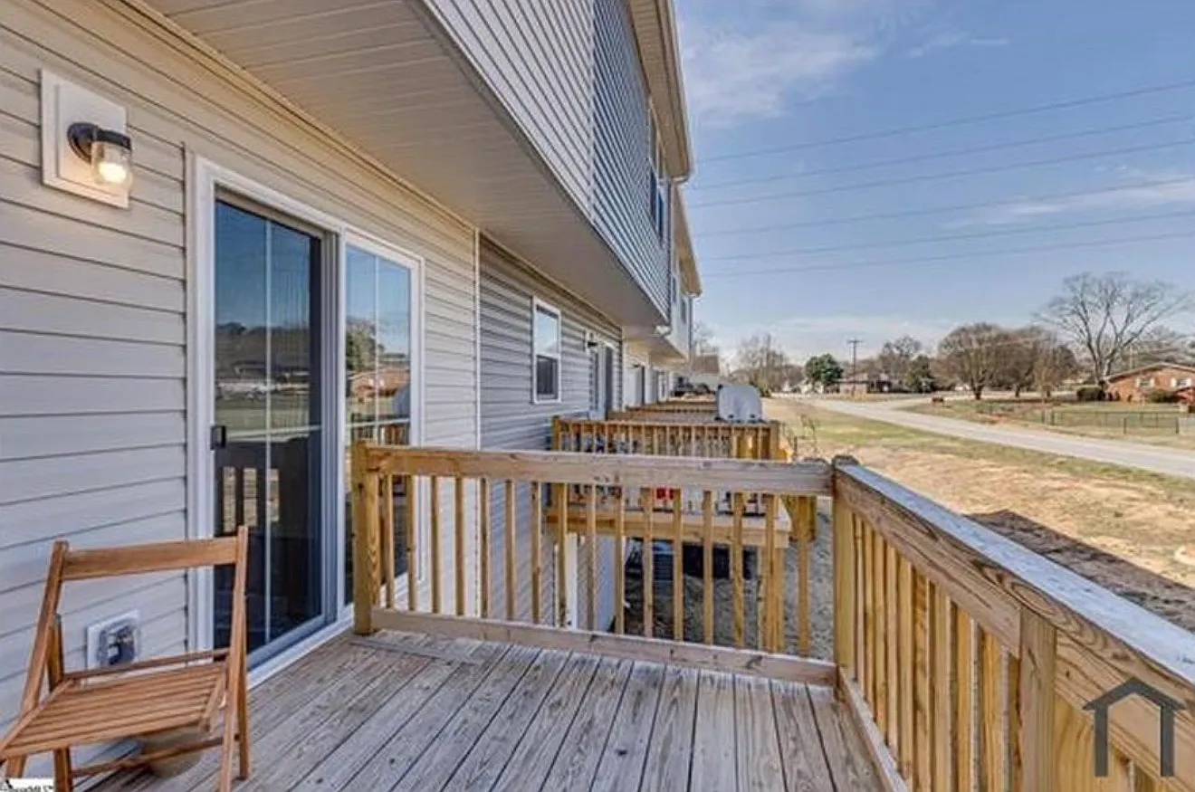 4 bed, 2.5 bath, 1644 sqft, $2,175 — Photo 1