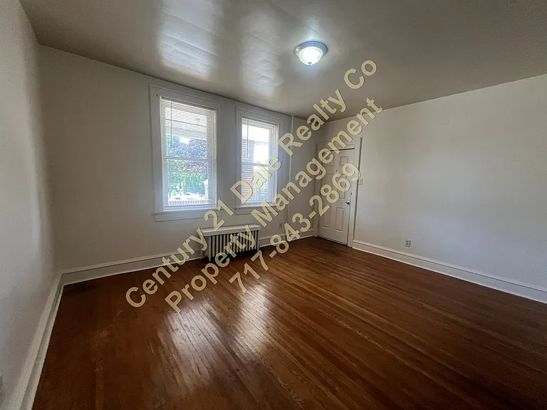 423-425 N Franklin St — Photo 4