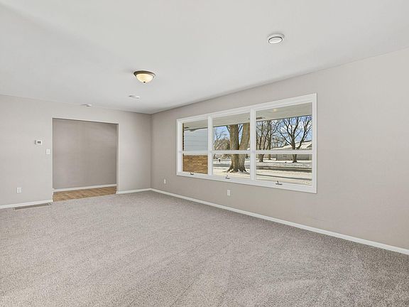 4th image of 303 Lexington Ave N