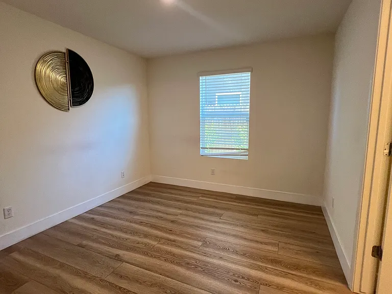 6004 Esmerelda Ave — Photo 8