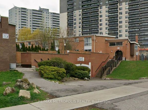 10 Leith Hill Rd #11, Toronto, ON M2J 1Z2
