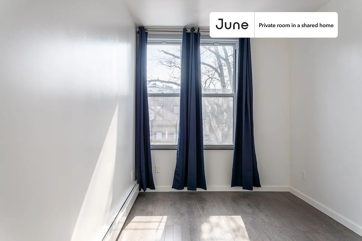 Queen bedroom in 4 bed/2 bath home in Astoria #979 C — Photo 2
