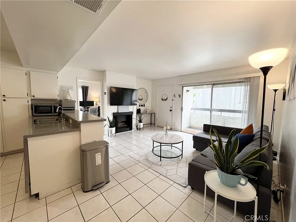 2 bed, 798 sqft, $2,550 — Photo 2