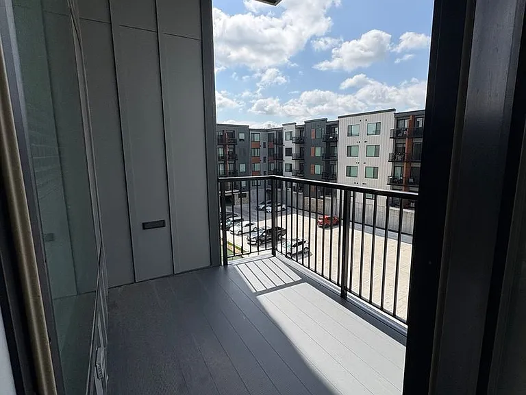Level at Village Gardens — Photo 98