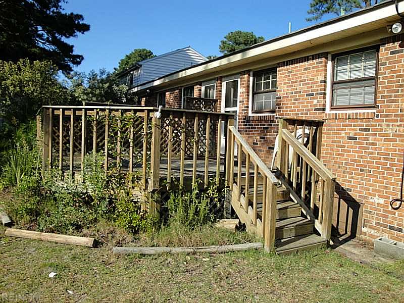 2nd image of 2201 Oak St