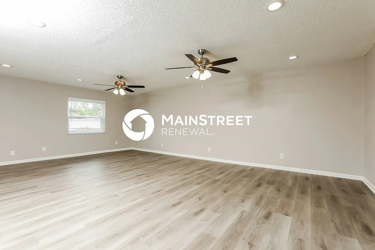 Living Room - 690 N Wells St