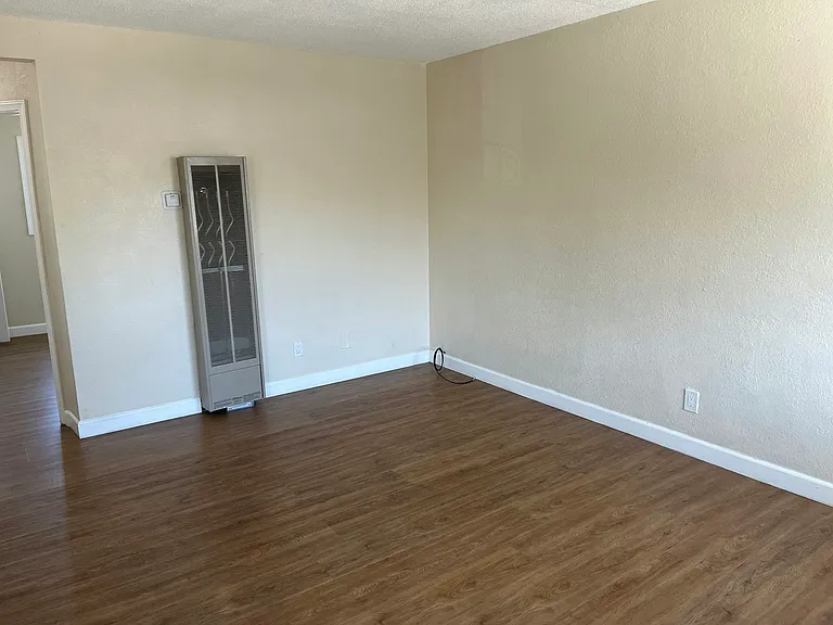 1044 Wallgreen St — Photo 11